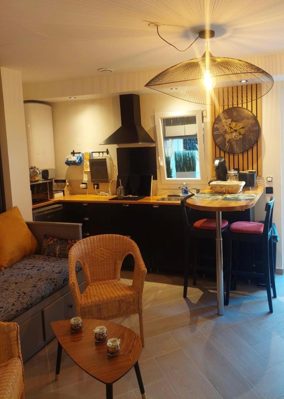 Paris-Julesverne-Bienvenue-Terrasse-Netflix بونتا المظهر الخارجي الصورة