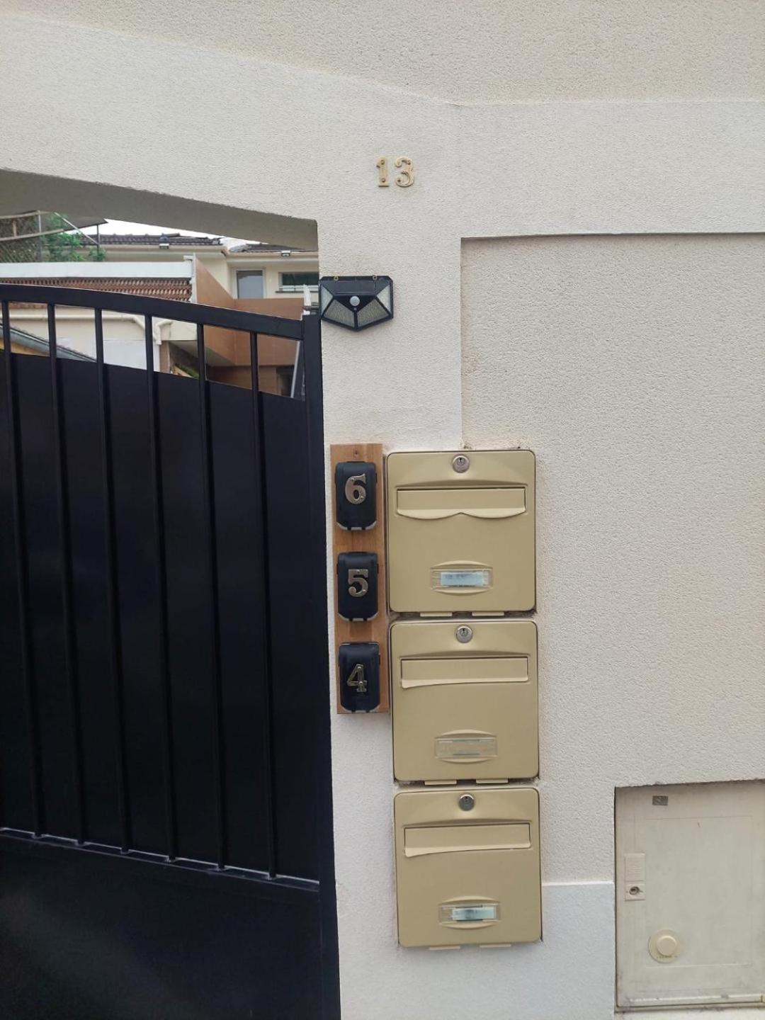 Paris-Julesverne-Bienvenue-Terrasse-Netflix بونتا المظهر الخارجي الصورة